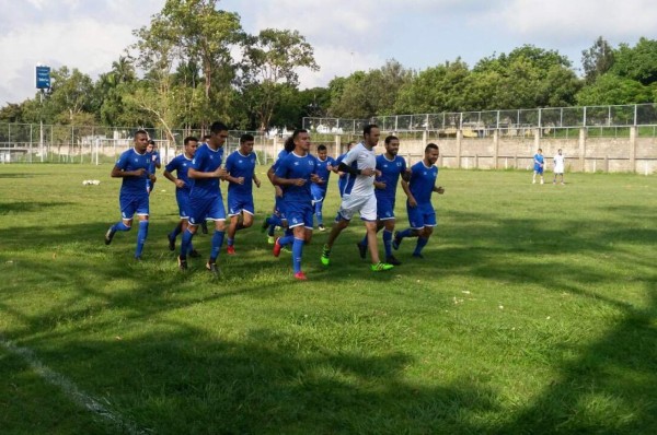 Carlos de los Cobos dirige su primer entreno con El Salvador pensando en Honduras