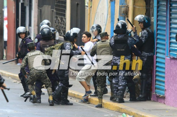 ¡TERRIBLES IMÁGENES! Así fue la bronca entre las barras de Olimpia y Motagua