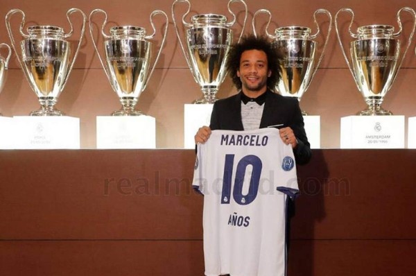 Marcelo cumple 10 años en el Real Madrid y recibe regalos del club