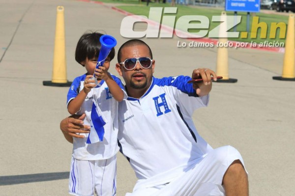 ¿Quién es la rubia? Belleza y fervor previo al Honduras-Canadá