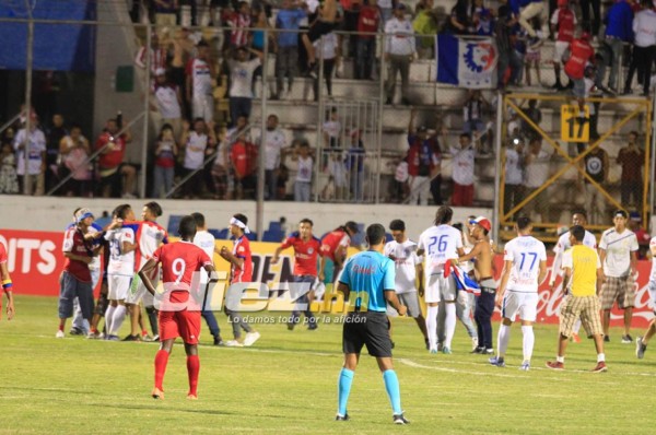 NO SE VIO: Invasión de olimpistas, celebración a lo CR7 y jugador con doble quebradura