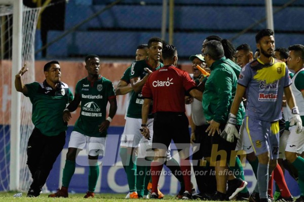 EN FOTOS: Así fueron los relajos en el derbi entre Real España y Marathón