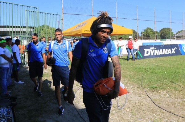 Aficionados del Excélsior le tiran de todo a los jugadores del Motagua