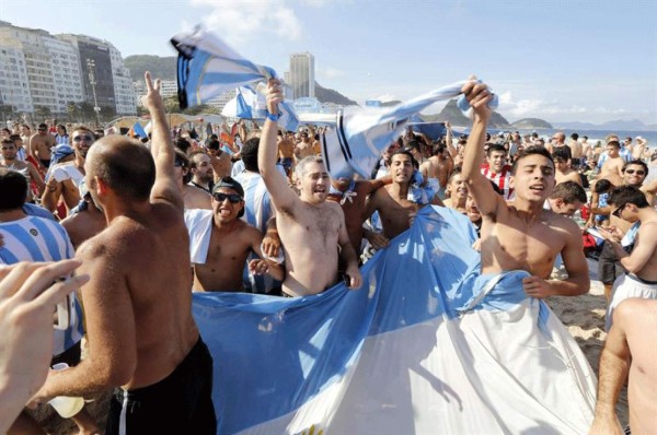 Argentinos y holandeses disfrutando de un gran ambiente en las gradas .