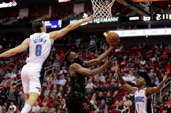 Harden hace historia con 60 puntos en triple-doble