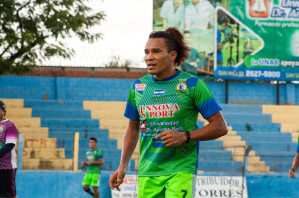Rambo de León queda fuera del Municipal Limeño de El Salvador