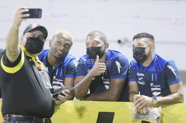 Jugadores del Vida recibieron una visita especial en el camerino: Romell Quioto llegó a felicitarlos por ser semifinalistas