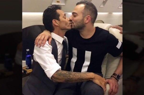 VIRAL: Marc Anthony causa polémica en redes por besar a varios hombres