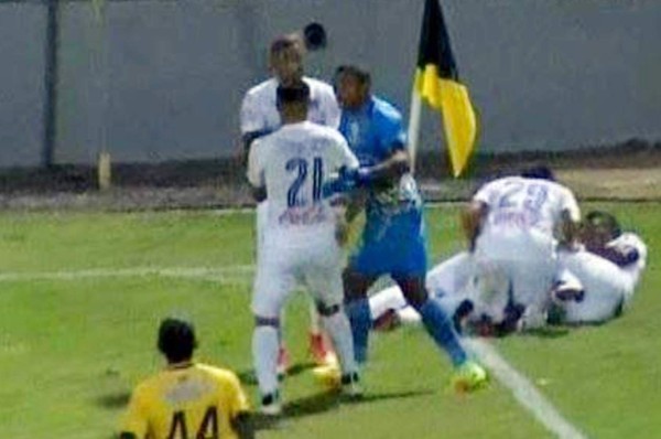 El Portero 'Buba” López se volvió loco y arremetió contra Roger Rojas