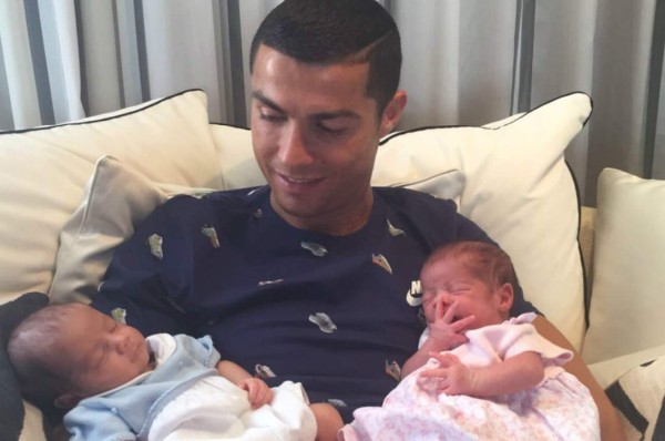 Cristiano Ronaldo presenta a sus gemelos en redes sociales