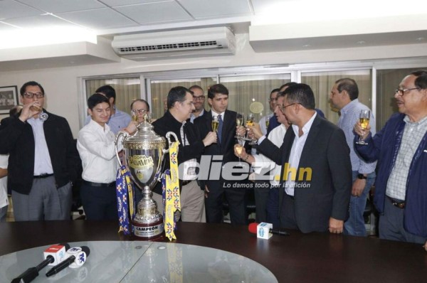 Fotos: Así fue el brindis de la directiva del Olimpia junto con Pedro Troglio por la copa 31