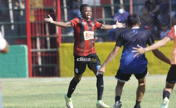 Futbolista de Lone FC celebrando una de sus tres goles ante Juticalpa. Foto: Neptalí Romero.