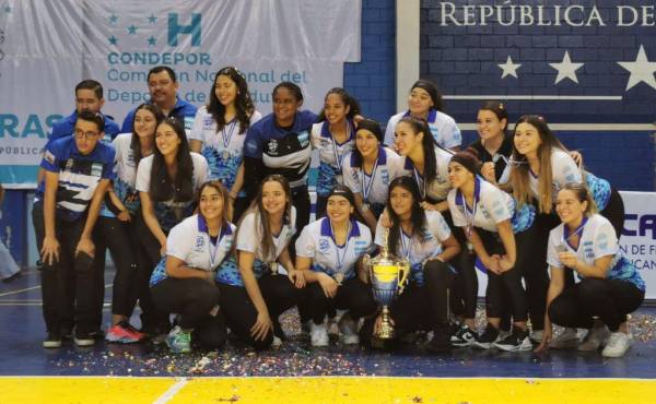 Selección Nacional femenina con el trofeo y medallas de plata del campeonato Sub-23 de voleibol.