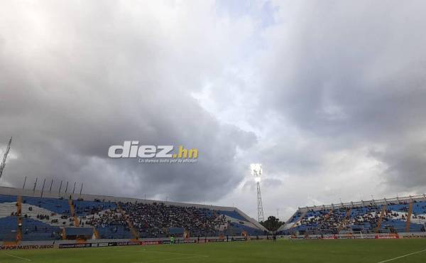 Así luce el estadio Morazán cuando falta cerca de una hora para el partido de Honduras-Estados Unidos. Foto: Neptalí Romero.