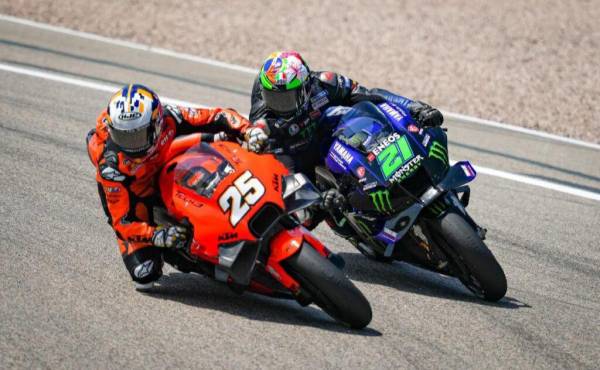 Dos pilotos de MotoGP dando una curva en el circuito.