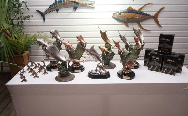 Así fueron los trofeos que se entregaron en la premiación del Torneo de Pesca Roatán 2022. FOTO: Mauricio Ayala.