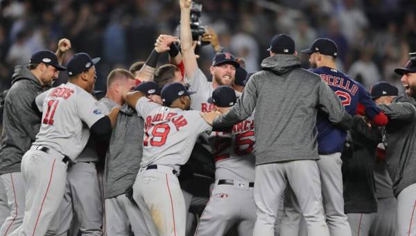 Los jugadores de Boston Red Sox festejan el pase tras eliminar a los Yankees en Nueva York. Fotos AFP