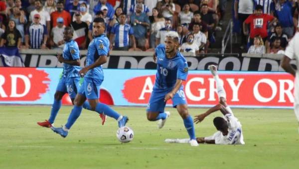 Alex López controla el esférico después de dejar en el suelo al futbolista panameño Yanis.