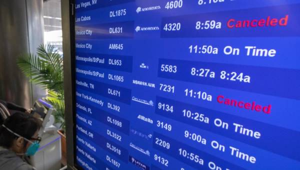 Por Omicron: Miles de vuelos son cancelados en el mundo que agregan frustración a la pandemia