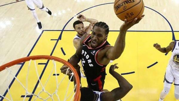 Toronto lidera la serie 2-1 sobre Warriors en el tercer juego de la final de la NBA.