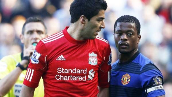 Luis Suárez y Patrice Evra protagonizaron un evento bochornoso durante un Liverpool-Manchester United.