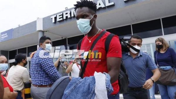 Rubilio Castillo en su llegada al aeropuerto de San Pedro Sula para unirse a la Selección Nacional. FOTOS: Neptali Romero.