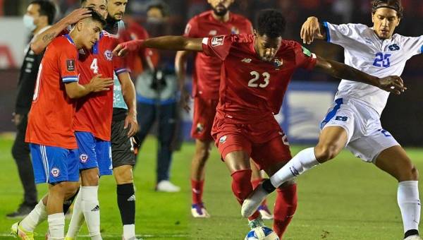 La Selección de Chile es una de las candidatas a quedar en el repechaje en Conmebol, mientras que por el área de Concacaf Panamá puja muy fuerte. AFP