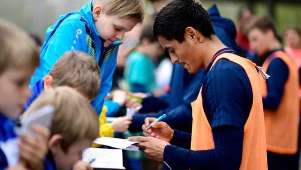 El hondureño Andy Najar es muy querido por los aficionados del Anderlecht y así fue arropado por los niños que le pedía autógrafos. Fotos cortesía Club Anderlecht