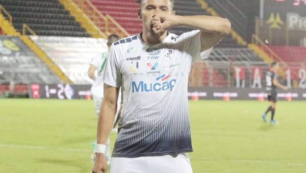 El delantero hondureño Roger Rojas marcó un doblete en el último partido con el Cartaginés y es el máximo anotador catracho en Costa Rica. Fotos cortesía