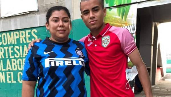 Doña Ruth posa junto a su hijo Isaac tras el partido ante UPNFM donde marcó su primer gol.