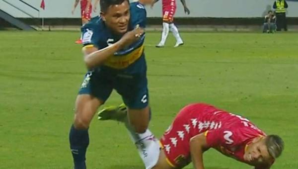 El defensor hondureño Denil Maldonado en acción en el partido entre Everton y Unión Española. Foto cortesía