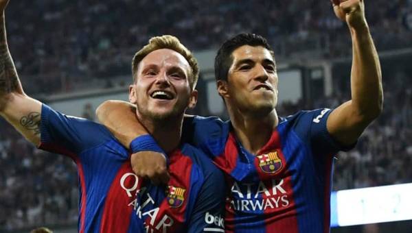Rakitic y Suárez celebrando cuando fueron compañeros en el Barcelona antes de la llegada de Koeman.