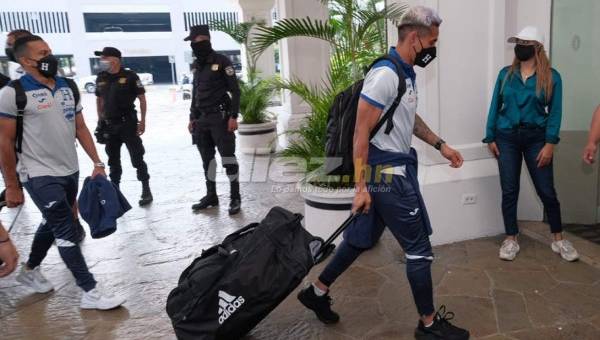 Los futbolistas Andy Najar y Edwin Rodríguez caminan muy concentrados al ingresar al hotel de concentración en San Salvador. Fotos DIEZ | Yoseph Amaya