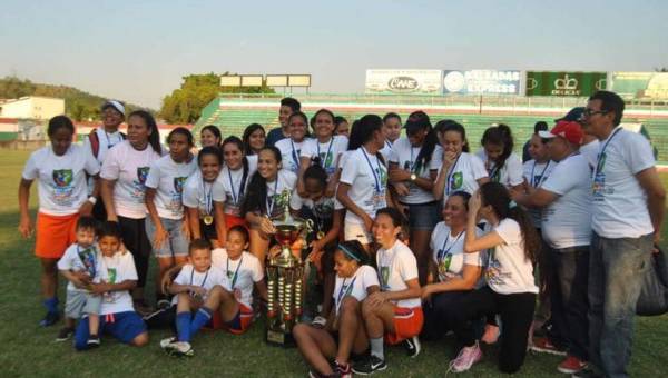 El equipo universitario femenino levantó la Copa de Campeón.