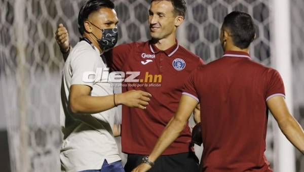Denil se encuentra en el país y aprovechó para visitar el Nacional y alentar a jugadores del Motagua de cara al juego con Universitario. Foto David Romero
