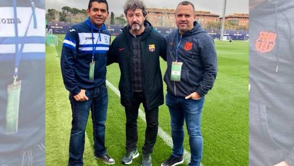 Amado Guevara junto al encargado del fútbol formativo profesional del FC Barcelona, a su izquierda parece el hondureño Danny Bueso que acompaña al Lobo.