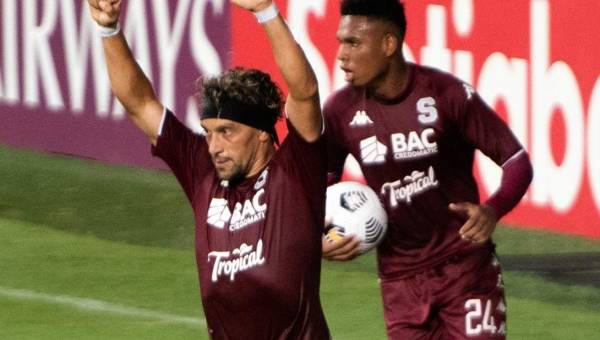 Saprissa evitó una amarga noche en casa y en remontada se impuso ante un aguerrido Comunicaciones en la ida de cuartos de Liga Concacaf. Foto AFP