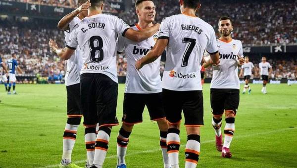 Jugadores de Valencia celebran una de sus anotaciones ante Atalanta por la UEFA Champions League