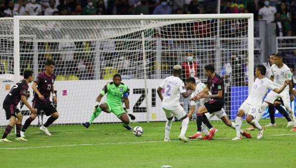 El portero de la Selección de Honduras 'Buba' López ha sido vital para que la Bicolor no esté con el canasto lleno de goles camino a Qatar. Fotos Johny Magallanes | Enviado