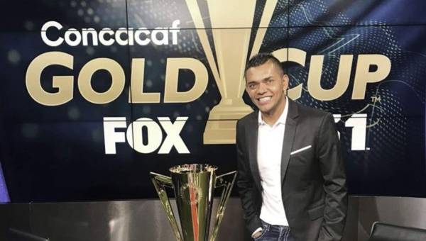 El extécnico de Puerto Rico, Amado Guevara, posando junto al trofeo de la Copa Oro que se le entregará al campeón de Concacaf.