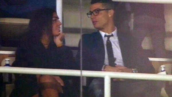Cristiano Ronaldo junto a su novia Georgina Rodríguez en el palco privado del Bernabéu.
