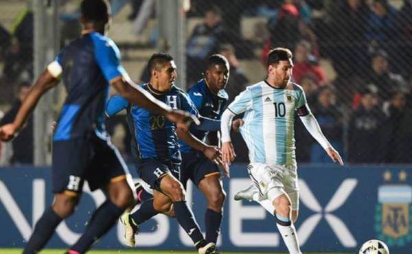 Oliver Morazán revela todo lo que pasó con Messi cuando lo mandó fuera del campo tras lesionarlo en un amistoso