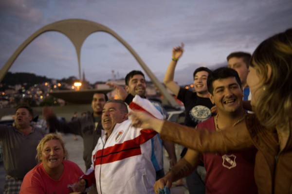 Alemanes y argentinos ya viven su fiesta previo a la final del Mundial.