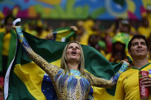 Ambiente en partido de Camerún y Brasil.