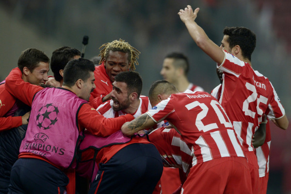 Olympiacos gana 2-0 y deja en coma al Manchester United