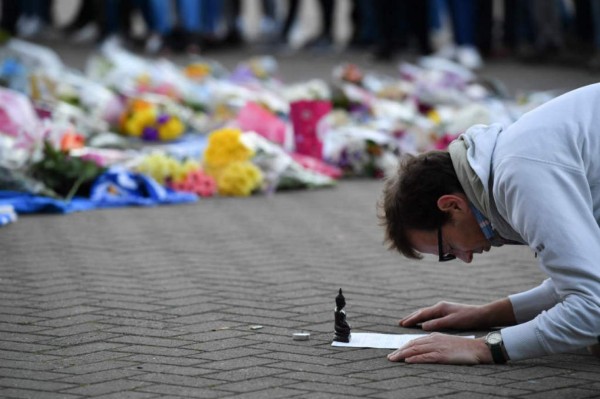 La angustia de los fanáticos del Leicester City por la muerte de su presidente