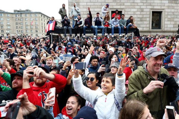 Aficionados de los Red Sox abarrotan calles de Bostón para celebrar la Serie Mundial