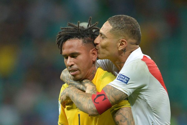 NO VISTE EN TV: Suárez llora y el 'besote' de Paolo Guerrero en el Perú-Uruguay