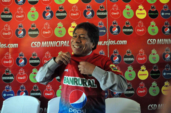 Ramón 'Primitivo' Maradiaga, en su presentación al Municipal de Guatemala.