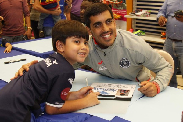 Aficionados abarrotaron llegada de Motagua a San Pedro Sula